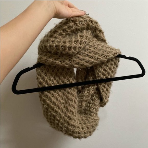 Old Navy Knit Infinity Scarf - Picture 3 of 4
